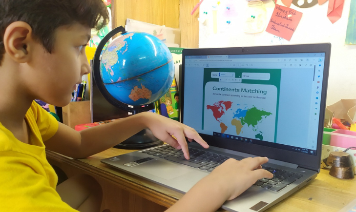 Child using online learning resources