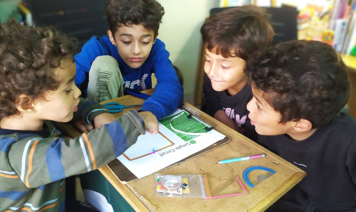 Children learning with Asavir Kids